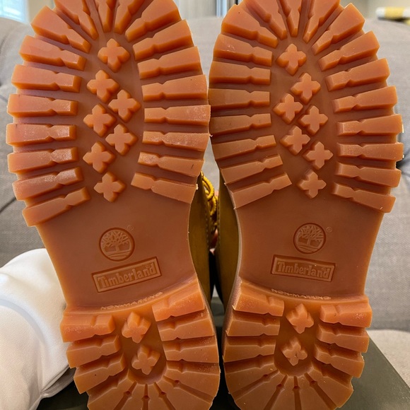 NIB- Timberland Premium 6 in. Waterproof Boot SZ 11 - Toddler - Picture 5 of 6